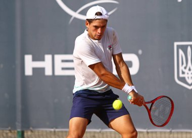 KYIV, UKRAINE - 7 Eylül 2021: Arjantinli Sebastian BAEZ ATP Challenger Kyiv Open maçında Ukraynalı Illya BELOBORODKO 'ya karşı Kyiv Tenis Parkı' nda oynuyordu