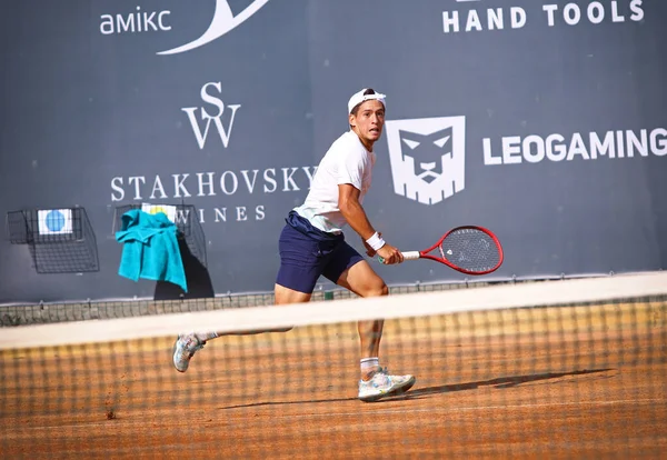 KYIV, UKRAINE - 7 Eylül 2021: Arjantinli Sebastian BAEZ ATP Challenger Kyiv Open maçında Ukraynalı Illya BELOBORODKO 'ya karşı Kyiv Tenis Parkı' nda oynuyordu