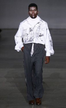 KYIV, UKRAINE - SEPTEMBER 4, 2021: Tasarımcı YADVIGA NETYKSHA 'nın Ukrayna Moda Haftası kapsamında Kyiv' deki Mystetskyi Arsenal 'de sunumu sırasında Model sahneye çıktı