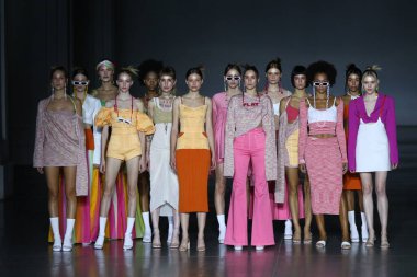 KYIV, UKRAINE - SEPTEMBER 4, 2021: Ukrayna 'nın başkenti Kyiv' de bulunan Mystetskyi Arsenal 'de Ukrayna Moda Nosezonu 2021 sırasında tasarımcı CHUPRINA' nın bir eserini sunan model grubu