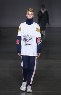 KYIV, UKRAINE - SEPTEMBER 4, 2021: Tasarımcı YADVIGA NETYKSHA 'nın Ukrayna Moda Haftası kapsamında Kyiv' deki Mystetskyi Arsenal 'de sunumu sırasında Model sahneye çıktı