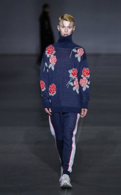 KYIV, UKRAINE - SEPTEMBER 4, 2021: Model Ukrayna 'nın başkenti Kyiv' deki Mystetskyi Arsenal 'de Ukrayna Moda Haftası' nda YADVIGA NETYKSHA tarafından yapılan bir eseri sunar.