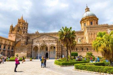Palermo, İtalya - 10 Mayıs 2018 Palermo Katedrali, Sicilya. 1185 'te temel atma töreni, 18. yüzyıla kadar yeni eklemelerle Orta Çağ' da tamamlandı. UNESCO Dünya Mirası Alanı