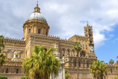 Palermo Katedrali (Bakire Meryem Assumption of the Metropolitan Cathedral) Palermo, Sicilya, İtalya 'da yer almaktadır. UNESCO Dünya Mirası Alanı