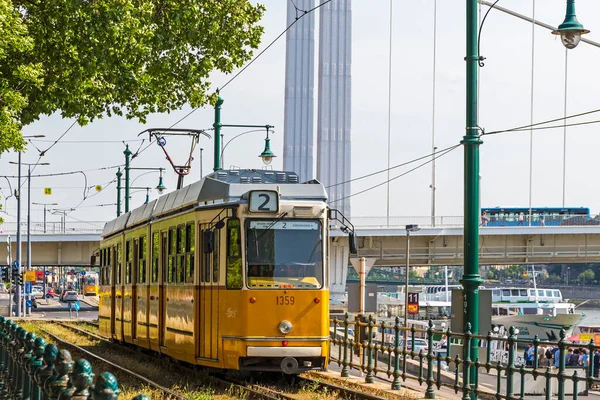 Budapeszt Węgry Maja 2018 Tramwaj Porusza Się Wzdłuż Dunaju Pobliżu — Zdjęcie stockowe