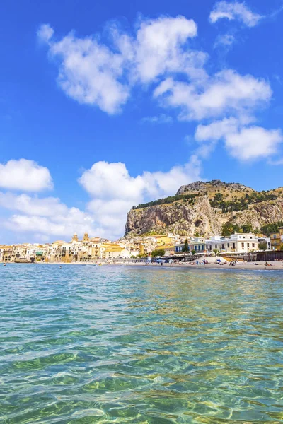 Água Azul Mar Mediterrâneo Praia Cefalu Cidade Cefalu Sicília Itália — Fotografia de Stock