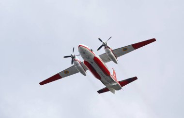 Kyiv, Ukrayna - 24 Ağustos 2021 Ukrayna Hava Kuvvetleri Antonov An-32P Ukrayna Bağımsızlık Günü Geçidi sırasında Kyiv üzerinde gökyüzünde bir yangın uçağı