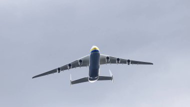 Kyiv, Ukrayna - 24 Ağustos 2021: Antonov An-225 Mriya kargo uçağı Ukrayna Bağımsızlık Günü Geçidi sırasında havalandı. Şubat 2022 'de An-225 Mriya Gostomel Havaalanı' ndaki Rus saldırısında yok edildi.