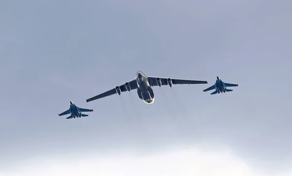 2021年8月24日 乌克兰基辅 乌克兰空军Ilyushin Candid 和两架Su Flanker型飞机在乌克兰独立日游行期间在基辅上空盘旋 — 图库照片