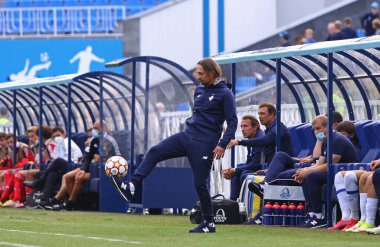 Kyiv, Ukrayna - 14 Eylül 2021: FC Dinamo Kyiv U19 teknik direktörü Igor Kostiuk UEFA Gençlik Ligi maçında UEFA 'nın Kyiv, Ukrayna' daki Valeriy Lobanovskiy Stadyumu 'nda Benfica U19' a karşı top attı.