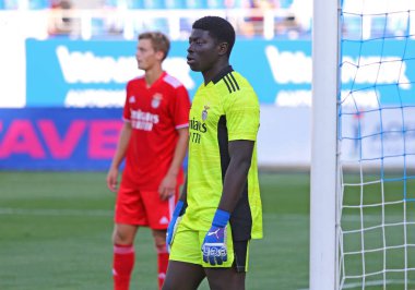 Kyiv, Ukrayna - 14 Eylül 2021: Benfica U19 kalecisi Samuel Soares, Kyiv 'deki Valeriy Lobanovskiy Stadyumu' nda oynanan UEFA Gençlik Ligi maçında Dinamo Kyiv U19 'a karşı mücadele etmektedir.