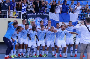 Kyiv, Ukrayna - 14 Eylül 2021: FC Dinamo Kyiv U19 oyuncuları UEFA Gençlik Ligi maçını Ukrayna 'nın başkenti Kyiv' deki Valeriy Lobanovskiy Stadyumu 'nda Benfica U19' a karşı kazandıktan sonra kutladılar.