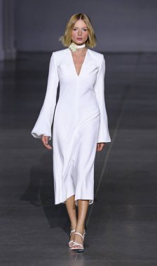 KYIV, UKRAINE - SEPTEMBER 4, 2021: Model Ukrayna 'nın başkenti Kyiv' de bulunan Mystetskyi Arsenal 'de Ukrayna Moda Haftası Nosezon 2021 sırasında tasarımcı ELENA BURENINA' nın bir eserini sunar.