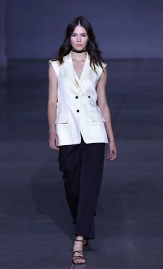 KYIV, UKRAINE - SEPTEMBER 4, 2021: Model Ukrayna 'nın başkenti Kyiv' de bulunan Mystetskyi Arsenal 'de Ukrayna Moda Haftası Nosezon 2021 sırasında tasarımcı ELENA BURENINA' nın bir eserini sunar.