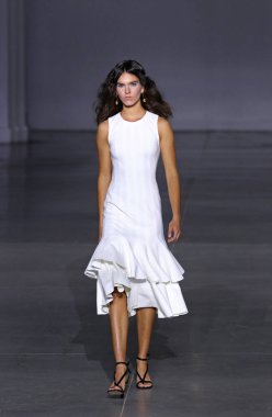 KYIV, UKRAINE - SEPTEMBER 4, 2021: Model Ukrayna 'nın başkenti Kyiv' de bulunan Mystetskyi Arsenal 'de Ukrayna Moda Haftası Nosezon 2021 sırasında tasarımcı ELENA BURENINA' nın bir eserini sunar.