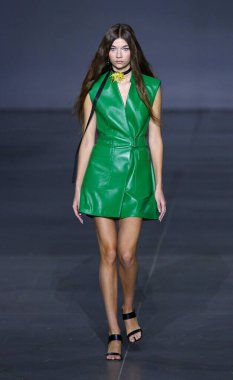 KYIV, UKRAINE - SEPTEMBER 4, 2021: Model Ukrayna 'nın başkenti Kyiv' de bulunan Mystetskyi Arsenal 'de Ukrayna Moda Haftası Nosezon 2021 sırasında tasarımcı ELENA BURENINA' nın bir eserini sunar.