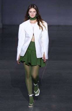 KYIV, UKRAINE - SEPTEMBER 4, 2021: Model Ukrayna 'nın başkenti Kyiv' de bulunan Mystetskyi Arsenal 'de Ukrayna Moda Haftası Nosezon 2021 sırasında tasarımcı ELENA BURENINA' nın bir eserini sunar.