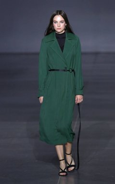 KYIV, UKRAINE - SEPTEMBER 4, 2021: Model Ukrayna 'nın başkenti Kyiv' de bulunan Mystetskyi Arsenal 'de Ukrayna Moda Haftası Nosezon 2021 sırasında tasarımcı ELENA BURENINA' nın bir eserini sunar.