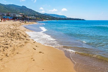 Cefalu sahilinin altın kumu, Cefalu kasabası, Sicilya, İtalya. Cefalu 'nun temiz, altın kumu olan uzun ve güzel bir plajı var.
