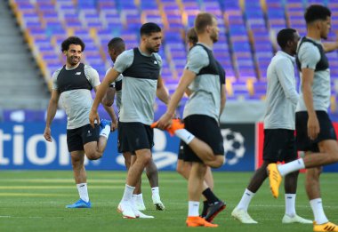 KYIV, UKRAINE - 25 Mayıs 2018: Mohamed Salah (L) ve diğer Liverpool oyuncuları UEFA Şampiyonlar Ligi Finali öncesinde Kyiv 'de Real Madrid' e karşı antrenman yaparken ısındılar