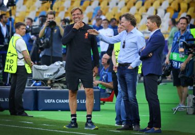 KYIV, UKRAINE - 25 Mayıs 2018: Liverpool teknik direktörü Jurgen Klopp (L) UEFA Şampiyonlar Ligi Finali öncesinde NSC Olimpiyskiy Stadyumu 'nda Real Madrid' e karşı oynadığı maçta gülümsedi