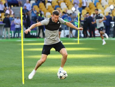 KYIV, UKRAINE - 25 Mayıs 2018: UEFA Şampiyonlar Ligi Finali öncesinde Liverpool 'dan James Milner Ukrayna' nın başkenti Kyiv 'de Real Madrid' e karşı antrenman yapıyor