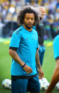 KYIV, UKRAINE - 25 Mayıs 2018: Kyiv 'deki NSC Olimpiyskiy Stadyumu' nda Liverpool ile oynanan UEFA Şampiyonlar Ligi Finali öncesinde Real Madrid 'li Marcelo antrenman yapıyor
