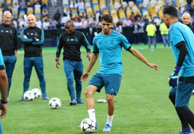 KYIV, UKRAINE - 25 Mayıs 2018: Real Madrid 'den Achraf Hakimi, UEFA Şampiyonlar Ligi Finali öncesinde Kyiv' deki NSC Olimpiyskiy Stadyumu 'nda Liverpool' a karşı antrenman yapıyor.