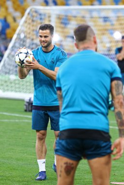 KYIV, UKRAINE - 25 Mayıs 2018: Kyiv 'deki NSC Olimpiyskiy Stadyumu' nda Liverpool ile oynanan UEFA Şampiyonlar Ligi Finali öncesinde Real Madrid 'li Nacho antrenman yapıyor