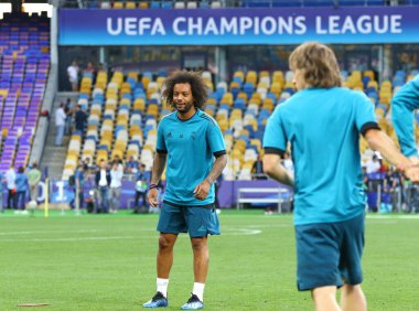 KYIV, UKRAINE - 25 Mayıs 2018: Kyiv 'deki NSC Olimpiyskiy Stadyumu' nda Liverpool ile oynanan UEFA Şampiyonlar Ligi Finali öncesinde Real Madrid 'li Marcelo antrenman yapıyor