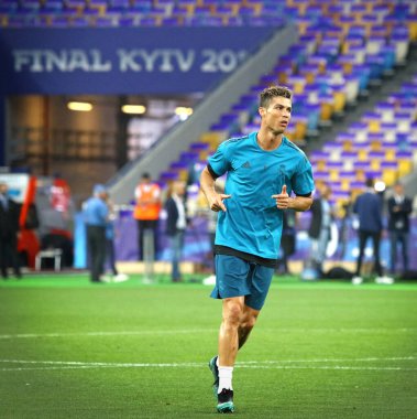 Kiev, Ukrayna - 25 Mayıs 2018: Cristiano Ronaldo Real Madrid Uefa Şampiyonlar Ligi Final 2018 oyun Liverpool Kiev Milli Güvenlik Olimpiyskiy Stadyumu'nda karşı daha önce eğitim oturumu sırasında eylem