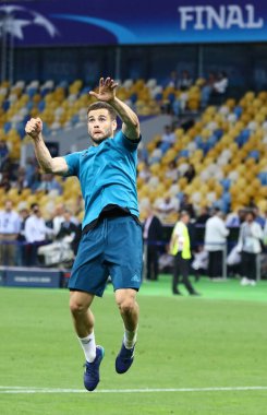 KYIV, UKRAINE - 25 Mayıs 2018: Real Madrid 'den Nacho, UEFA Şampiyonlar Ligi Finali öncesinde Kyiv' deki NSC Olimpiyskiy Stadyumu 'nda Liverpool' a karşı atlıyor