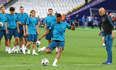 KYIV, UKRAINE - 25 Mayıs 2018: Real Madrid 'li Casemiro, UEFA Şampiyonlar Ligi Finali öncesinde Kyiv' deki NSC Olimpiyskiy Stadyumu 'nda Liverpool' a karşı oynadığı maçta bir topa vuruyor.
