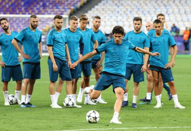 KYIV, UKRAINE - 25 Mayıs 2018: Real Madrid 'den Jesus Vallejo, UEFA Şampiyonlar Ligi Finali öncesinde Kyiv' deki NSC Olimpiyskiy Stadyumu 'nda Liverpool' a karşı oynadığı maçta topa vuruyor.
