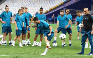 KYIV, UKRAINE - 25 Mayıs 2018: Real Madrid 'li Isco, UEFA Şampiyonlar Ligi Finali öncesinde Kyiv' deki NSC Olimpiyskiy Stadyumu 'nda Liverpool' a karşı oynadığı maçta topa vuruyor.