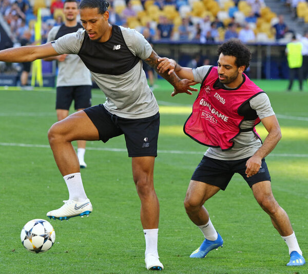 КИЕВ, УКРАИНА - 25 мая 2018 года: тренировочная сессия "Ливерпуля" перед финалом Лиги чемпионов УЕФА 2018 года против "Реала" на Олимпийском стадионе НСК в Киеве, Украина