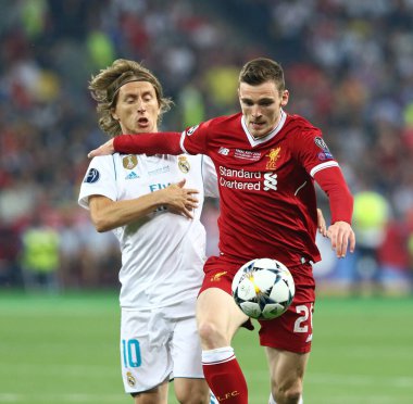 KYIV, UKRAINE - 26 Mayıs 2018: Liverpool 'lu Andy Robertson, Real Madrid' li Luka Modriç ile NSC Olimpiyskiy Stadyumu 'nda oynanan UEFA Şampiyonlar Ligi Finali 2018 maçında bir top için mücadele etti.