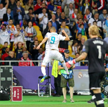 KYIV, UKRAINE - 26 Mayıs 2018: Real Madrid 'den Karim Benzema UEFA Şampiyonlar Ligi Finali 2018 maçında NSC Olimpiyskiy Stadyumu' nda Liverpool 'a karşı gol attıktan sonra tepki gösterdi. Real Madrid 3-1 kazandı.