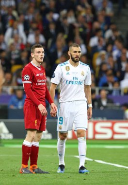KYIV, UKRAINE - 26 Mayıs 2018: Liverpool 'dan Andy Robertson (L) ve Real Madrid' den Karim Benzema, UEFA Şampiyonlar Ligi Finali sırasında Kyiv 'de oynanan NSC Olimpiyskiy' de oynanan 2018 NSC Olimpiyskiy karşılaşmasında