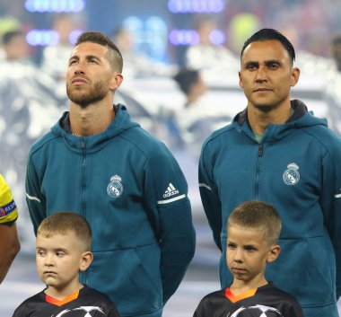 KYIV, UKRAINE - 26 Mayıs 2018: Real Madrid oyuncuları (Sergio Ramos ve Keylor Navas) UEFA Şampiyonlar Ligi Finali 2018 maçından önce Şampiyonlar Ligi Marşını dinlediler.