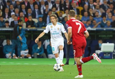 Kiev, Ukrayna - 26 Mayıs 2018: Luka Modric Real Madrid Liverpool Kiev Milli Güvenlik Olimpiyskiy adlı karşı Uefa Şampiyonlar Ligi Final 2018 oyun sırasında bir topu kontrol eder. Fenerbahçe 3-1 kazandı