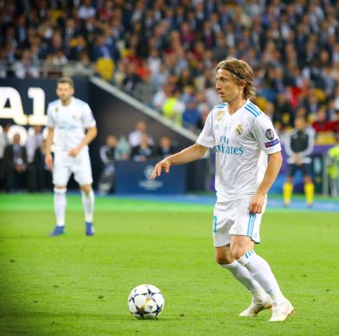 Kiev, Ukrayna - 26 Mayıs 2018: Luka Modric Real Madrid Liverpool Kiev Milli Güvenlik Olimpiyskiy adlı karşı Uefa Şampiyonlar Ligi Final 2018 oyun sırasında bir topu kontrol eder. Fenerbahçe 3-1 kazandı