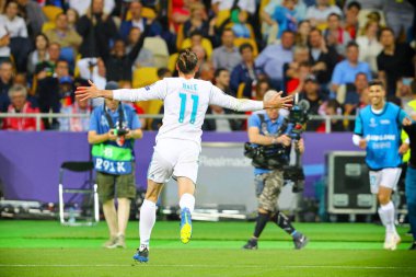 KYIV, UKRAINE - 26 Mayıs 2018: Gareth Bale, Kyiv 'deki NSC Olimpiyskiy Stadyumu' nda Liverpool 'a karşı oynanan 2018 UEFA Şampiyonlar Ligi final maçında 3. golünü attıktan sonra kutluyor.