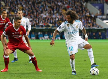 KYIV, UKRAINE - 26 Mayıs 2018: Real Madrid (R) takımlarından Marcelo, UEFA Şampiyonlar Ligi Finali 'nde NSC Olimpiyskiy Stadyumu' nda Liverpool 'a karşı oynadığı maçta topu kontrol etmektedir. Real Madrid 3-1 kazandı.