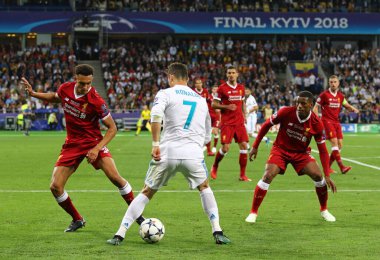 KYIV, UKRAINE - 26 Mayıs 2018: Real Madrid 'den Cristiano Ronaldo, UEFA Şampiyonlar Ligi Finali' nde NSC Olimpiyskiy Stadyumu 'nda oynanan Liverpool maçında topu kontrol etmektedir. Madrid 3-1 kazandı.