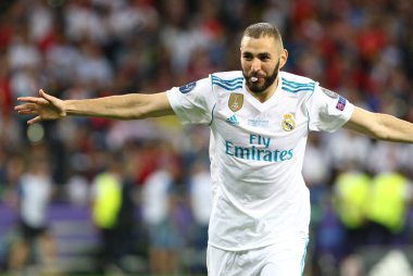 KYIV, UKRAINE - 26 Mayıs 2018: Real Madrid 'den Karim Benzema UEFA Şampiyonlar Ligi Finali 2018 maçında NSC Olimpiyskiy Stadyumu' nda Liverpool 'a karşı gol attıktan sonra tepki gösterdi. Real Madrid 3-1 kazandı.