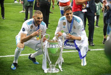 KYIV, UKRAINE - 26 Mayıs 2018: Liverpool Şampiyonlar Ligi 2018 final maçının ardından Real Madrid 'den Karim Benzema ve Raphael Varane Şampiyonlar Ligi Kupası (Kupa) ile poz verdiler
