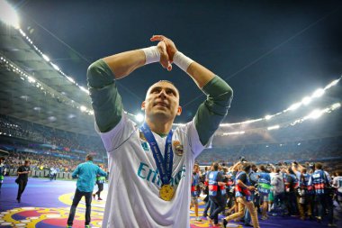 KYIV, UKRAINE - 26 Mayıs 2018: Real Madrid 'den Keylor Navas, NSC Olimpiyskiy Stadyumu' nda Liverpool 'a karşı oynanan final maçı sonrasında UEFA Şampiyonlar Ligi 2018' in galibiyetini kutladı. Madrid 3-1 kazandı.