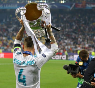 KYIV, UKRAINE - 26 Mayıs 2018: Real Madrid 'den Sergio Ramos, NSC Olimpiyskiy Stadyumu' nda Liverpool 'a karşı oynanan final maçından sonra 2018 UEFA Şampiyonlar Ligi şampiyonluğunu kutladı. Madrid 3-1 kazandı.