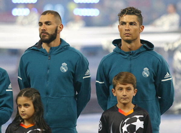 КИЕВ, Украина - 26 мая 2018 года: Игроки "Реал Мадрид" (Карим Бензема и Криштиану Роналду) слушают гимн Лиги чемпионов перед финалом Лиги чемпионов УЕФА 2018 года против "Ливерпуля"